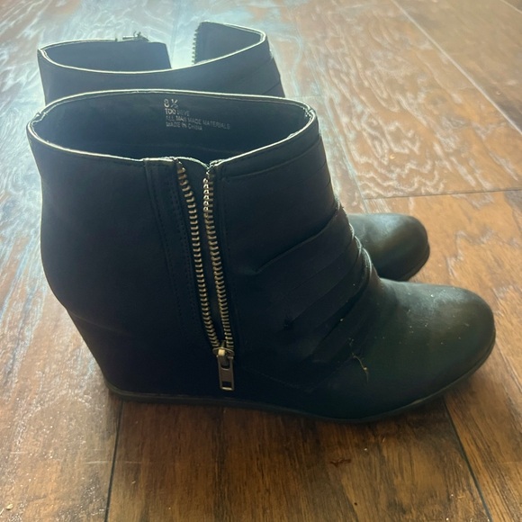 Kisses Black Ankle Boots - Picture 1 of 4